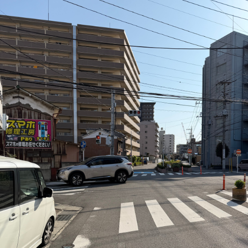 { 一つ目の信号をＵターンします（左側に当店の誘導看板があります） }